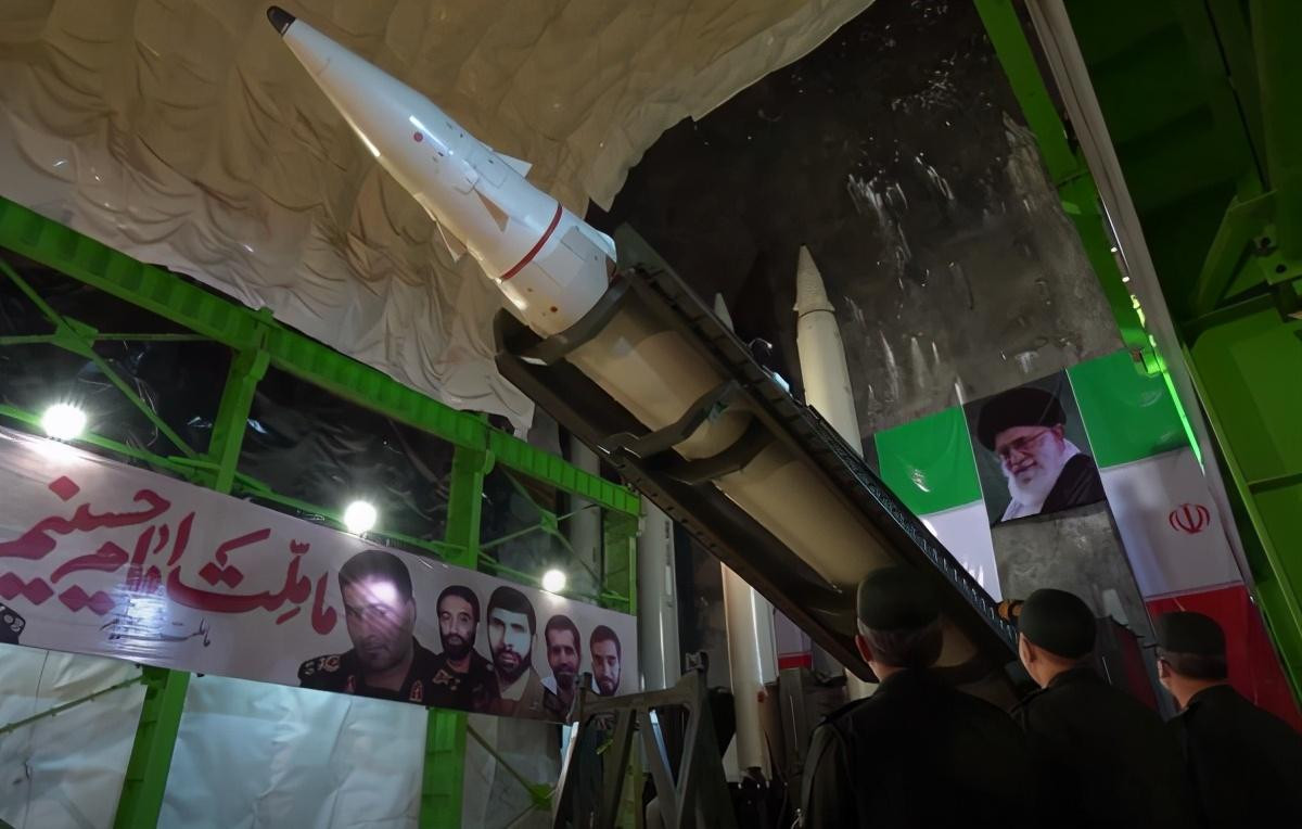 Hệ thống tên lửa bố trí ngầm này của Iran có mức độ tự động hóa cao, nó có thể giải quyết vấn đề phóng tên lửa nhanh; đồng thời tiết kiệm nhân lực và vật lực quý giá. Trong mọi trường hợp, tên lửa của Iran ngày nay hoàn toàn tự sản xuất trong nước và có mức độ chính xác tương đối cao.