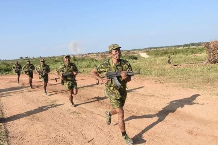 Sau các màn phô diễn hỏa lực hạng nặng là đến lượt bộ binh xung phong kết liễu mục tiêu, hoàn thành đánh bại quân địch, kết thúc cuộc diễn tập. Có thể nói rằng, cuộc diễn tập lần này đã cho người ta thấy một bộ mặt mới toàn diện hơn nhiều, hiện đại hơn nhiều, mạnh mẽ hơn nhiều của quân đội Lào. Đây chính là sự đầu tư đúng đắn và hợp lý của cấp trên để có được ngày hôm nay. Ảnh: Đặc công Lào với tiểu liên AKS tấn công vượt cửa mở.