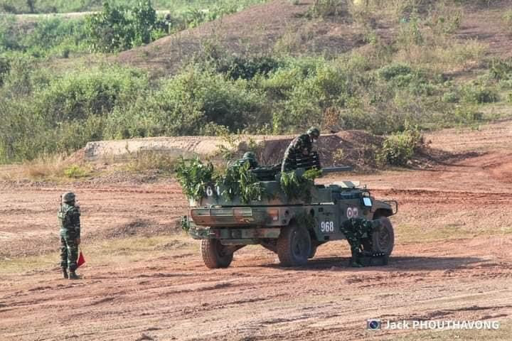 Đặc biệt lợi hại không kém đó chính là các khẩu đội pháo cối liên thanh tự hành CS/SS4 cỡ nòng 82mm được đặt trên khung gầm xe thiết giáp việt dã Đông Phong Mãnh Sĩ 4x4 cũng được nhập khẩu từ Trung Quốc. Ưu điểm của khẩu đội pháo này là có tính cơ động cực kỳ cao, có thể triển khai đến các khu vực có địa hình phức tạp nơi mà quân địch không thể triển khai hỏa lực hạng nặng hoặc triển khai tấn công nhanh chóng rồi rút lui an toàn bằng tốc độ của xe việt dã. Ảnh: Khẩu đội pháo cối tự hành triển khai vị trí chiến đấu.