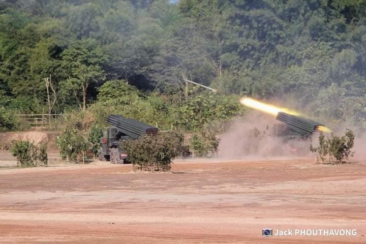 Các tổ hợp pháo phản lực phóng loạt nổi tiếng BM-21 Grad cũng được Lào huy động tham gia cuộc diễn tập lần này. Tổ hợp với 40 ống phóng rocket có thể trong một thời gian ngắn trút xuống khu vực rộng lớn thành biển lửa, tầm bắn tối đa tới 40km và vẫn là một trong những tổ hợp pháo phản lực nguy hiểm hàng đầu triên thế giới hiện nay dù đã được ra đời từ những năm 1960 do Liên Xô phát triển. Ảnh: Tổ hợp BM-21 Lào khai hỏa.
