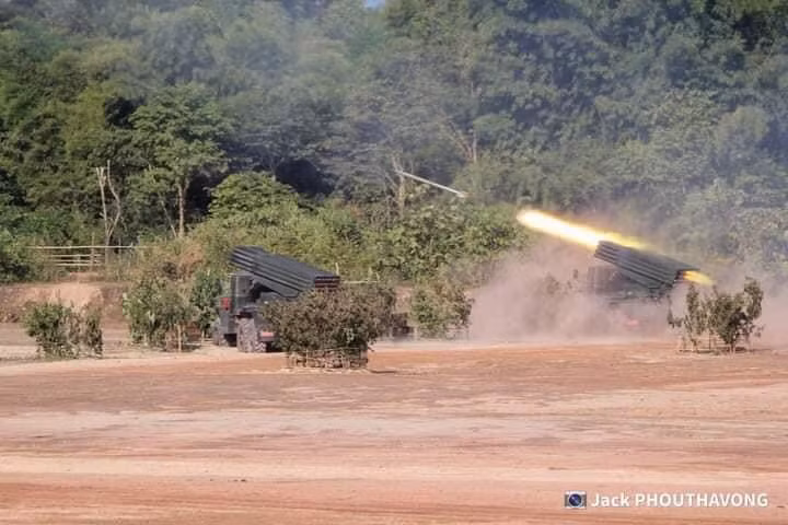 Các tổ hợp pháo phản lực phóng loạt nổi tiếng BM-21 Grad cũng được Lào huy động tham gia cuộc diễn tập lần này. Tổ hợp với 40 ống phóng rocket có thể trong một thời gian ngắn trút xuống khu vực rộng lớn thành biển lửa, tầm bắn tối đa tới 40km và vẫn là một trong những tổ hợp pháo phản lực nguy hiểm hàng đầu triên thế giới hiện nay dù đã được ra đời từ những năm 1960 do Liên Xô phát triển. Ảnh: Tổ hợp BM-21 Lào khai hỏa.