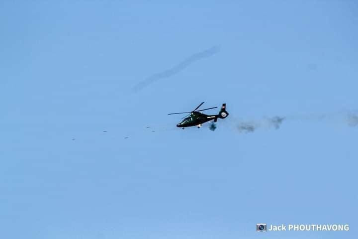 Ảnh: Trực thăng Z-9 khai hỏa rocket cường kích mặt đất. Trực thăng Z-9 là phiên bản do Trung Quốc sản xuất dựa trên trực thăng AS 365 Dauphin nổi tiếng của Eurocopter. Nó có khả năng vận tải hạng nhẹ, bay trinh sát cứu hộ và cường kích hỗ trợ mặt đất bằng các pod rocket gắn trên cánh nhỏ ở hai bên hông.