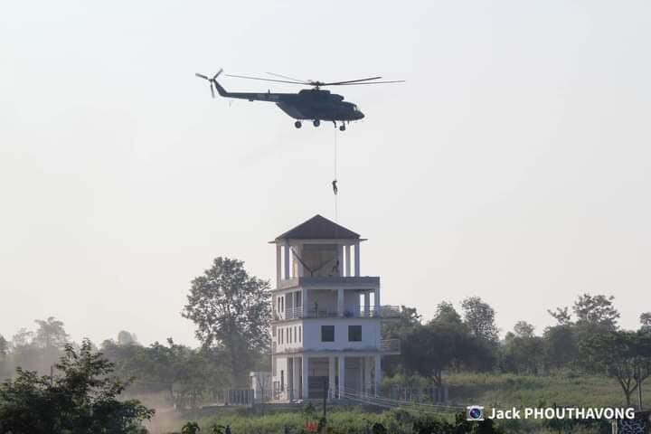 Ảnh: Trực thăng Mi-8 của Không quân Lào đổ bộ đặc nhiệm từ trên nóc, huấn luyện đánh chiếm nhà cao tầng.