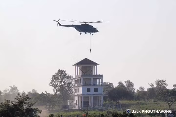 Ảnh: Trực thăng Mi-8 của Không quân Lào đổ bộ đặc nhiệm từ trên nóc, huấn luyện đánh chiếm nhà cao tầng.