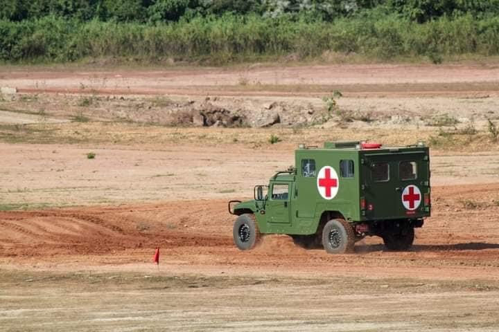 Trong đội hình tác chiến của lục quân Lào cũng không thể thiếu các xe thiết giáp Đông Phong Mãnh Sĩ bản cứu thương được nhập khẩu từ Trung Quốc. Nó có ưu điểm là có thể nhanh chóng cơ động tiếp cận và cấp cứu, đưa thương binh về tuyến sau kịp thời, nâng cao khả năng sống sót của người lính trong tác chiến thực tế. Ảnh: Xe thiết giáp cứu thương của quân đội Lào tham gia diễn tập.