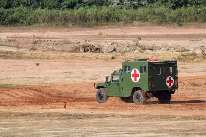 Trong đội hình tác chiến của lục quân Lào cũng không thể thiếu các xe thiết giáp Đông Phong Mãnh Sĩ bản cứu thương được nhập khẩu từ Trung Quốc. Nó có ưu điểm là có thể nhanh chóng cơ động tiếp cận và cấp cứu, đưa thương binh về tuyến sau kịp thời, nâng cao khả năng sống sót của người lính trong tác chiến thực tế. Ảnh: Xe thiết giáp cứu thương của quân đội Lào tham gia diễn tập.