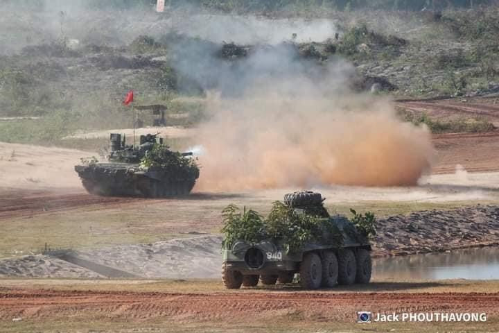 Bên cạnh những vũ khí lục quân đến từ Trung Quốc, cũng không thể không kể đến những vũ khí của người bạn truyền thống Liên Xô và sau này là Nga trong biên chế quân đội Lào góp mặt. Đặc biệt, sự xuất hiện của chiến xa hiện đại hàng đầu khu vực Đông Nam Á hiện nay - xe tăng T-72B1MS tham gia diễn tập bắn đạn thật càng làm tỏ rõ hơn sức mạnh vượt trội của họ. Xe tăng T-72B1MS được Lào nhập khẩu từ Nga, chính thức bàn giao trong năm 2018 với nhiều tính năng hiện đại như hệ thống điện tử nâng cấp, kính ngắm toàn cảnh trưởng xa, động cơ APU, … Ảnh: Xe tăng T-72B1MS phối hợp với xe bọc thép BTR-60PB của quân đội Lào tham gia diễn tập.