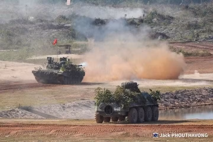 Bên cạnh những vũ khí lục quân đến từ Trung Quốc, cũng không thể không kể đến những vũ khí của người bạn truyền thống Liên Xô và sau này là Nga trong biên chế quân đội Lào góp mặt. Đặc biệt, sự xuất hiện của chiến xa hiện đại hàng đầu khu vực Đông Nam Á hiện nay - xe tăng T-72B1MS tham gia diễn tập bắn đạn thật càng làm tỏ rõ hơn sức mạnh vượt trội của họ. Xe tăng T-72B1MS được Lào nhập khẩu từ Nga, chính thức bàn giao trong năm 2018 với nhiều tính năng hiện đại như hệ thống điện tử nâng cấp, kính ngắm toàn cảnh trưởng xa, động cơ APU, … Ảnh: Xe tăng T-72B1MS phối hợp với xe bọc thép BTR-60PB của quân đội Lào tham gia diễn tập.