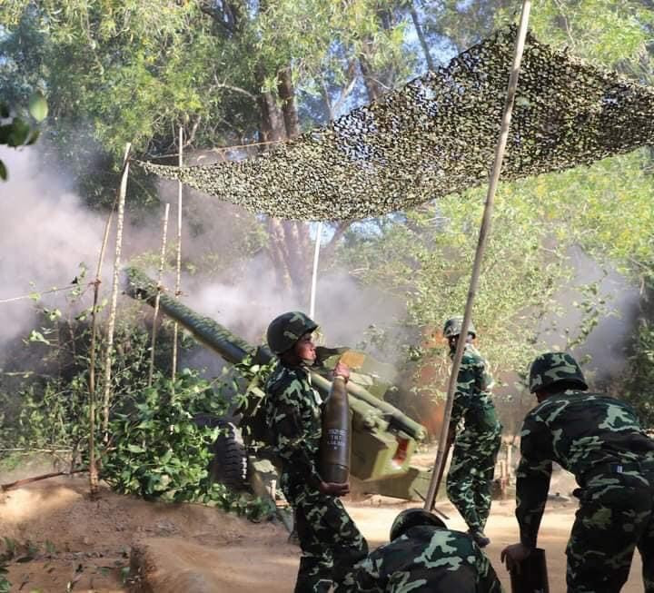 Ảnh: Pháo binh Lào khai hỏa lựu pháo D-20 152mm chế áp, tiêu diệt cụm cứ điểm, tiêu hoa sinh lực địch, hỗ trợ đội hình bộ binh tiến công trong khuôn khổ diễn tập.