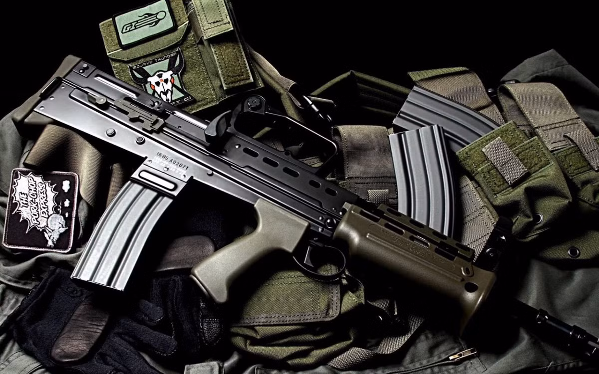 L85 đã phải sửa đổi và nâng cấp nhiều năm, để đưa lên tiêu chuẩn L85A3, nhưng giá thành nâng cấp đắt hơn giá của một khẩu M4 carbine hoàn toàn mới. Cuối cùng Quân đội Anh cũng có một mẫu súng bộ binh hoàn thiện, sau hơn 30 năm khẩu súng này được đưa vào sử dụng; nhưng có khả năng, nó sẽ sớm bị thay thế bởi một mẫu súng bộ binh mới.