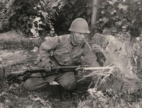 Chưa hết, Arisaka nặng tới 4,2 kg, cực kỳ nặng đối với một người lính Nhật Bản có trọng lượng cơ thể chỉ nặng trung bình 58 kg. Nhưng thành tích trong thực chiến mới thảm hại, khi sức xuyên của đạn kém, dẫn đến súng phải thay đổi cỡ nòng lên 7,7 mm.