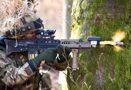 Tuy nhiên, sự ghen tị nhanh chóng chuyển sang thương hại, khi L85 được biết đến với nhiều lỗi thiết kế nghiêm trọng. Các vỏ đạn hất ngược vào hộp khóa nòng, làm súng ngừng hoạt động. Những chi tiết bằng nhựa của súng bị giòn và thường xuyên bị vỡ; khi bắn liên thanh, súng thường bị hóc đạn.