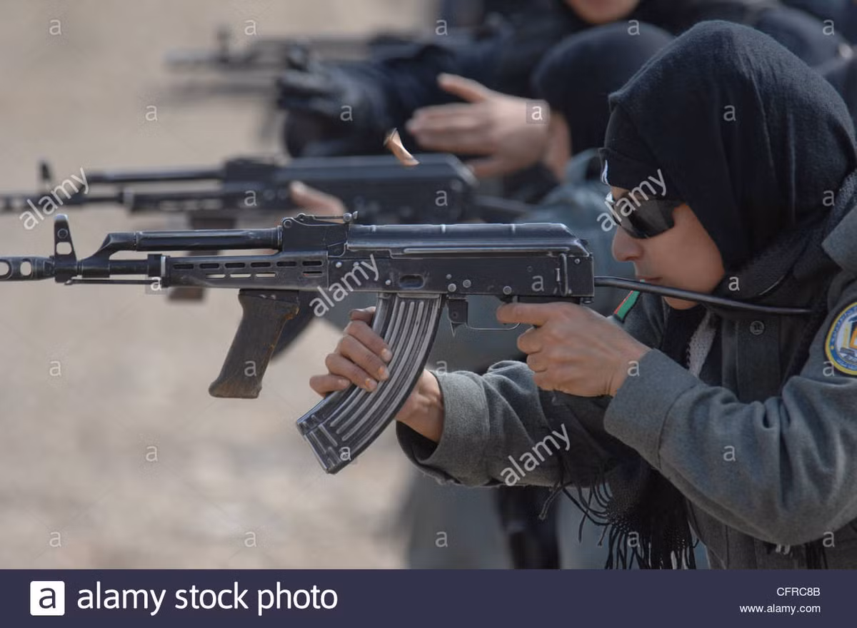 Súng sử dụng báng súng dạng khung nhẹ, nên súng mất thăng bằng, nặng về phía trước, đồng thời không có chỗ để "tỳ má" vào báng súng khi bắn. Trong năm 2005 và 2006, chính phủ Mỹ đã mua một số lượng lớn AMD-65 để trang bị cho các đơn vị cảnh sát Afghanistan, nhưng họ không hài lòng với loại vũ khí này và đề nghị thay thế bằng súng AK của Nga.