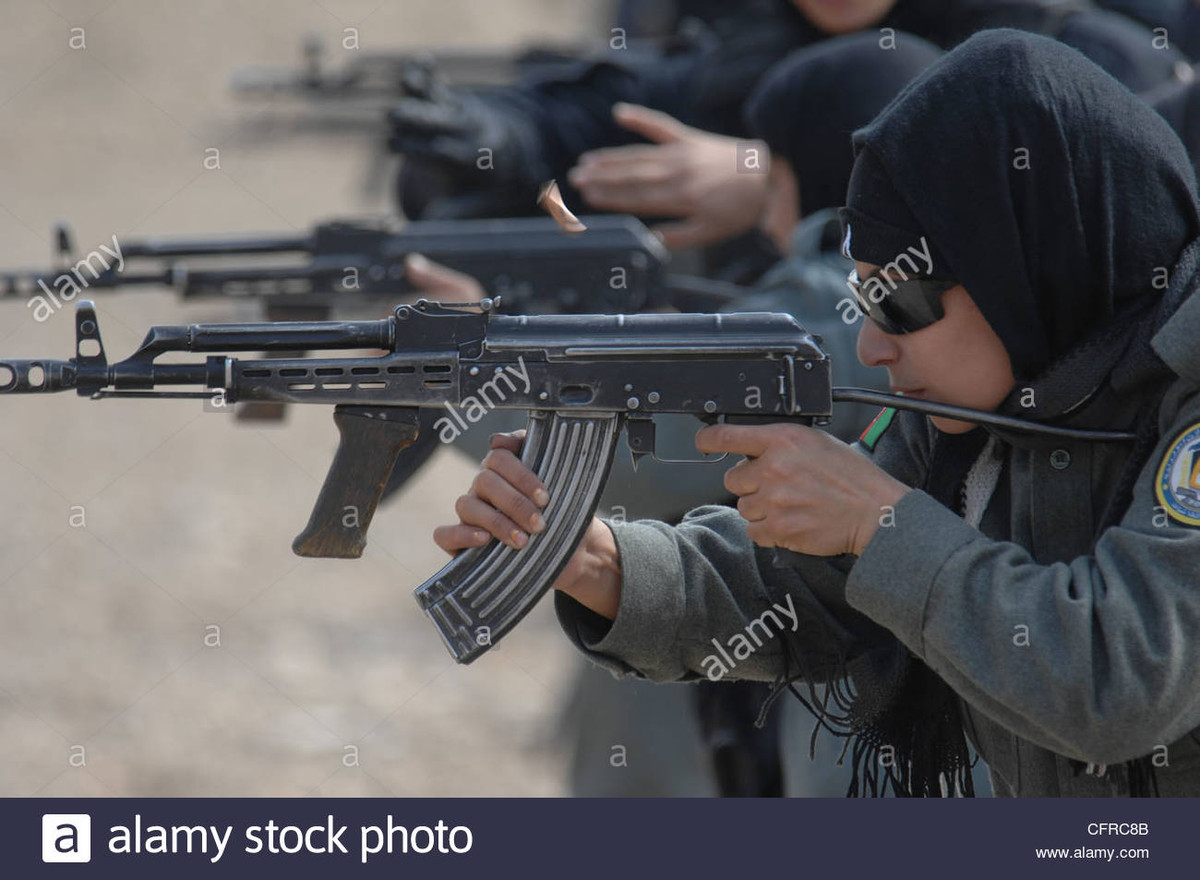 Súng sử dụng báng súng dạng khung nhẹ, nên súng mất thăng bằng, nặng về phía trước, đồng thời không có chỗ để "tỳ má" vào báng súng khi bắn. Trong năm 2005 và 2006, chính phủ Mỹ đã mua một số lượng lớn AMD-65 để trang bị cho các đơn vị cảnh sát Afghanistan, nhưng họ không hài lòng với loại vũ khí này và đề nghị thay thế bằng súng AK của Nga.