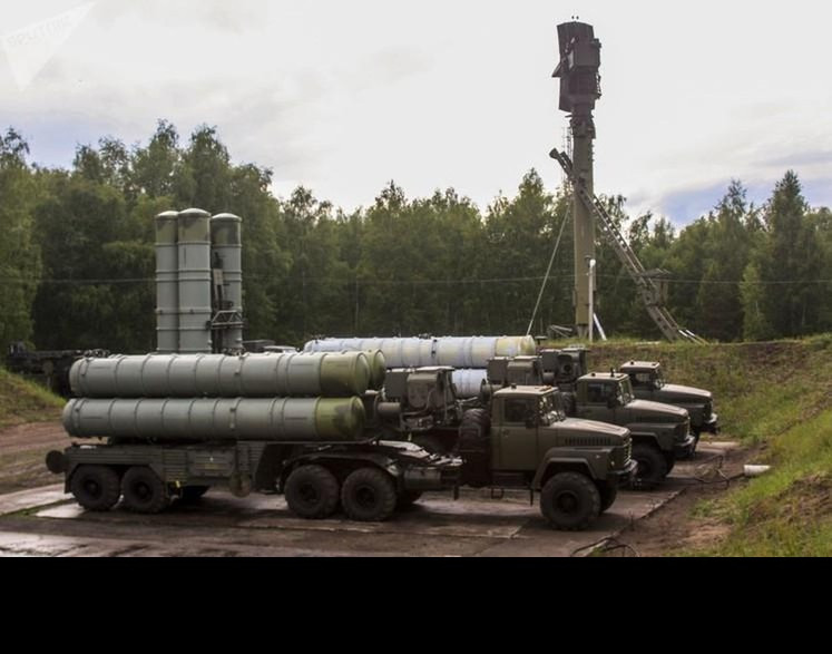 Hệ thống tên lửa phòng không S-300PT được thiết kế, chế tạo với mục đích nhằm bảo vệ các khu vực, cơ quan đầu não quan trọng (ví dụ như thủ đô, trung tâm kinh tế lớn,…) cả dân sự và quân sự, ngăn chặn các cuộc tập kích đường không. Tên lửa được đặt bên trong trụ kín nhằm bảo quản tốt khí tài trong điều kiện lý tưởng nhất chống lại các loại tác nhân của thời tiết, sử dụng một khung gầm xe kéo chuyên dụng cho phép hệ thống có độ cơ động cao. Ảnh: Một hệ thống S-300 điển hình với các xe phóng, xe radar phát hiệ mục tiêu và các loại xe hậu cần. 