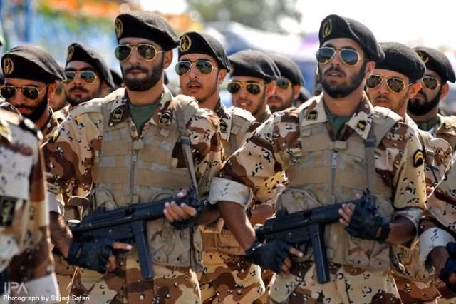 Iran chắc chắn đã lên kế hoạch mua sắm khẩn cấp các loại vũ khí nhằm tăng cường khả năng quốc phòng của họ, bởi Iran được cho là quốc gia "gây thù chuốc oán" với quá nhiều đối thủ và nguy cơ bị tấn công quy mô lớn có thể xảy ra bất cứ lúc nào. Ảnh: Quân đội Iran - Nguồn: Wikipedia.
