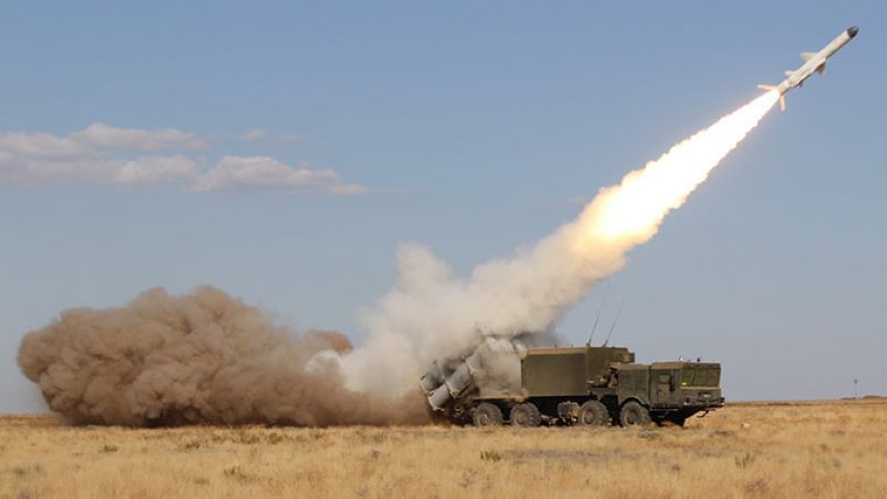 Một khi sở hữu Bastion-P, Iran có thể tạm yên tâm về hướng biển, bởi với tầm bắn tới 300km, mỗi tổ hợp tên lửa này có thể bao quát được một khu vực bờ biển rộng tới 600km. Tên lửa Yakhont của hệ thông Bastion-Pcó khả năng tiêu diệt bất cứ loại tàu chiến nào của đối phương. Ảnh: Hệ thống K-300P Bastion-P - Nguồn: Wikipedia.