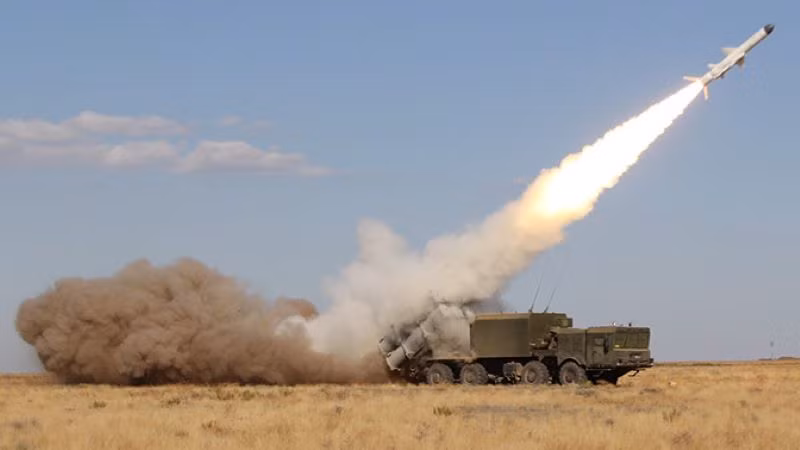 Một khi sở hữu Bastion-P, Iran có thể tạm yên tâm về hướng biển, bởi với tầm bắn tới 300km, mỗi tổ hợp tên lửa này có thể bao quát được một khu vực bờ biển rộng tới 600km. Tên lửa Yakhont của hệ thông Bastion-Pcó khả năng tiêu diệt bất cứ loại tàu chiến nào của đối phương. Ảnh: Hệ thống K-300P Bastion-P - Nguồn: Wikipedia.