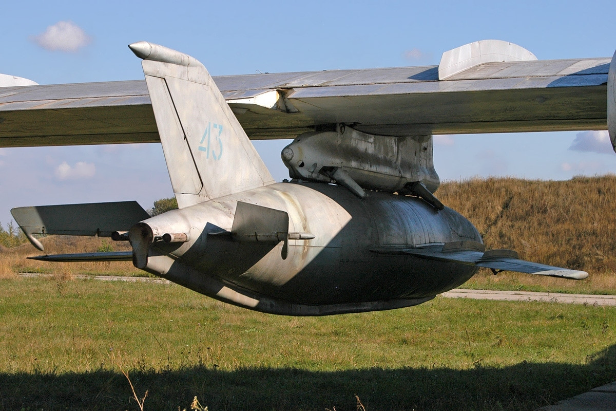 Mẫu tên lửa hành trình cuối cùng có hình dáng khác thường là mẫu tên lửa KSR-2. Thiết kế được ra đời vào đầu những năm 1960, mặc dù được trang bị động cơ tên lửa mới, khác hẳn động cơ kiểu cũ, nhưng KSR-2 vẫn giữ nguyên cánh và cụm đuôi của Komet. Ảnh: Tên lửa KSR-2. Nguồn: Topwar