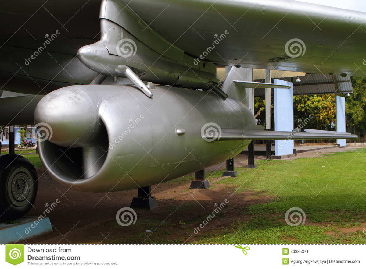 Nhìn bề ngoài, Komet trông rất khác thường, nó có kích thước gần giống với máy bay chiến đấu phản lực MiG-15 của Liên Xô, với cửa hút gió lớn ngay dưới mũi, cùng với cánh và cụm đuôi về cơ bản giống nhau. Hiệu suất hành trình được cho là tương tự như MiG-15. Ảnh: Tên lửa KS-1 Komet - Nguồn ảnh: Wikipedia.