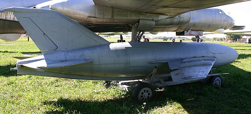 Những phiên bản tên lửa hành trình ban đầu của Liên Xô, về thực chất là những máy bay phản lực thu nhỏ và không có người lái. Mỹ có loại tên lửa hành trình Tomahawk nổi tiếng, nhưng thực chất, lịch sử chế tạo tên lửa hành trình, Mỹ đi sau Liên Xô rất nhiều; minh chứng là hiện nay Liên Xô/Nga có rất nhiều mẫu tên lửa hành trình khác nhau. Ảnh: Tên lửa KSR-2. Nguồn: Topwar