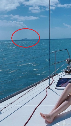 Thứ nhất là do nhu cầu cấp thiết của Hải quân Trung Quốc đối với các tàu tấn công đổ bộ. Sau đợt cải tổ quy mô lớn của Quân đội Trung Quốc vào năm 2017, quy mô của Lực lượng Thủy quân lục chiến Trung Quốc đã được mở rộng đáng kể; kéo theo đó, nhu cầu về tàu chiến đổ bộ của Hải quân cũng trở nên rất cấp thiết. Ảnh: Cư dân mạng chụp ảnh tàu đổ bộ Type-075 từ du thuyền ở Biển Đông - Nguồn: Sina