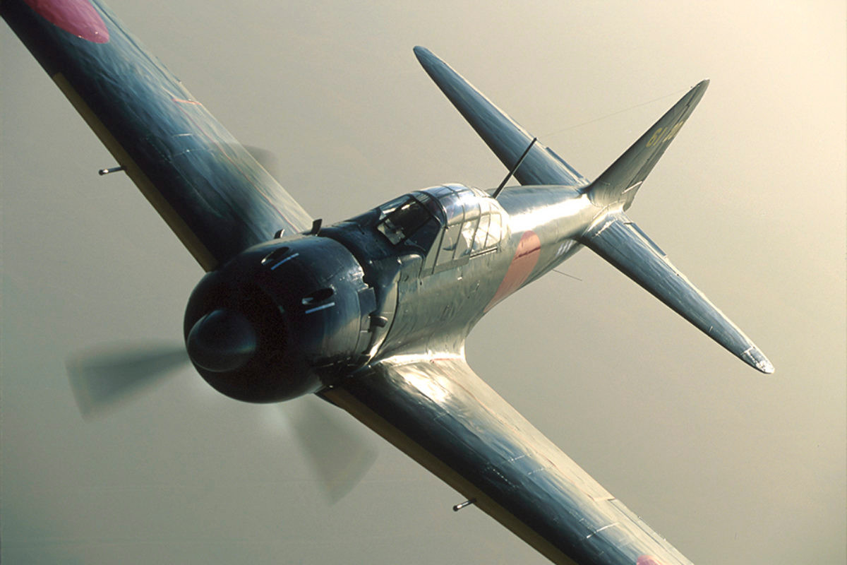 Máy bay chiến đấu Zero, với bán kính quay vòng nhỏ khi chiến đấu, tốc độ leo cao 900 mét/phút, tốc độ tối đa 533,4 km/h và tầm bay siêu xa hơn 2.200 km với nhiên liệu trong máy bay. Do đó, khả năng tác chiến toàn diện của nó tốt hơn hẳn so với các loại máy bay khác. Nguồn ảnh: Warhistory.