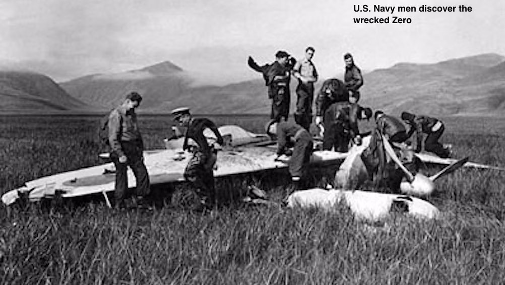 Chiếc máy bay Zero trên đã rơi xuống đầm lầy khi hạ cánh khẩn cấp. Quân đội Mỹ đang tuần tra, đã phát hiện ra chiếc máy bay chiến đấu Zero còn hoàn chỉnh và phi công đã thiệt mạng. Nguồn ảnh: Warhistory.