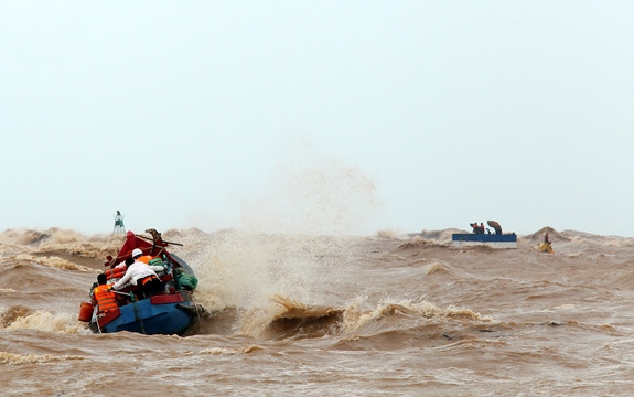 Việc tàu bị mắc cạn ở khu vực rất gần bờ, nước nông khiến cho việc điều động tàu cứu hộ biển chuyên dụng cỡ lớn là không thể thực hiện được. Phương án ban đầu được đưa ra là dùng các ghe cá nhỏ được ngư dân giàu kinh nghiệm chèo ra tiếp cận khu vực tàu chìm để cứu thuyền viên mắc kẹt nhưng đã không khả thi khiến cho một ghe bị sóng đánh chìm và thêm 3 ngư dân bám được vào tàu Vietship 01. Sau đó, 4 thuyền viên đã tự bơi vào bờ an toàn, 2 người khác được 1 ghe ngư dân cứu và vẫn còn 9 người mắc kẹt. Ảnh: Ngư dân chèo ghe nhỏ tiếp cận tàu Vietship 01 - Nguồn: QĐND Online.