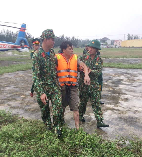 Trực thăng của Bộ Quốc phòng đã xuất hiện vào lúc 9 giờ 30 sáng cùng ngày và cứu hộ toàn bộ số nạn nhân mắc kẹt còn lại. Kết thúc quá trình hơn 4 ngày đối mặt với tử thần giữa biển khơi của thủy thủ đoàn trên tàu Vietship 01. Ảnh: Thuyền viên tàu Vietship 01 sau khi được đưa vào bờ bằng trực thăng - Nguồn: QĐND Online.