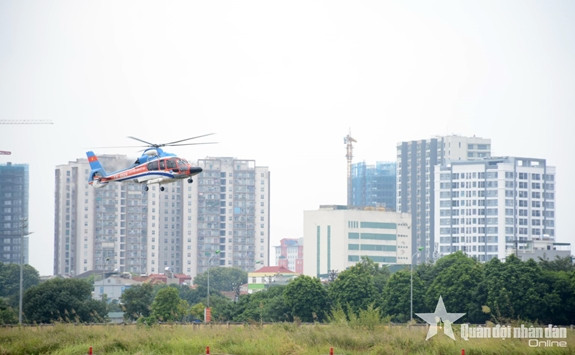 Nhận thấy sự phức tạp của tình hình, Bộ Quốc phòng đã nhanh chóng chỉ thị Binh đoàn 18 điều động trực thăng EC-155 mang số hiệu VN-8624 của Công ty Trực thăng miền Bắc vào khu vực biển Cửa Việt để phối hợp cùng các lực lượng chức năng đang có mặt tại đó giải cứu những thuyền viên còn đang bị mắc kẹt. Ảnh: Trực thăng EC-155 hạ cánh sau khi hoàn thành nhiệm vụ - Nguồn: QĐND Online.