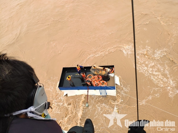 Chiều ngày 10/10, trực thăng của Bộ Quốc phòng đã tiếp cận được ống khói tàu Vietship 01 nơi các thuyền viên đang bị mắc kẹt để tiếp tế lương thực cho mọi người có sức cầm cự, cùng với đó là kết nối một đường dây từ ống khói tàu vào bờ để chuẩn bị cho công tác cứu hộ sẽ diễn ra vào ngày hôm sau. Ảnh: Ống khói tàu Vietship 01 nhìn từ máy bay trực thăng - Nguồn: QĐND Online.