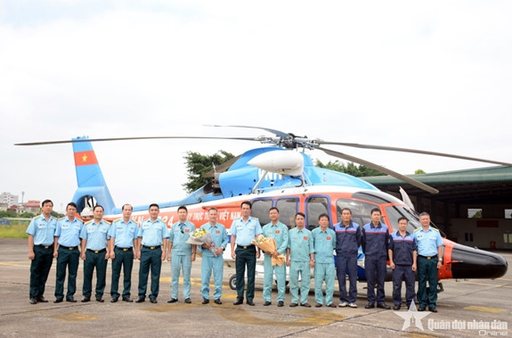 Có thể nói rằng, đây là nhiệm vụ thành công to lớn trong việc bảo đảm tính mạng của nhân dân cũng như có tính an toàn tuyệt đối, không hề mắc sai sót nào. Để có được điều này là cả một quá trình huấn luyện cực kỳ bài bản của những lực lượng đặc biệt như không quân cứu hộ hay đặc công người nhái, luôn sẵn sàng xuất phát và hoàn thành mọi trọng trách được giao phó. Ảnh: Tổ lái trực thăng EC-155 sau khi hoàn thành nhiệm vụ - Nguồn: QĐND Online.