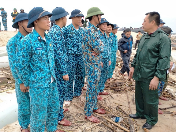 Vào 8 giờ sáng ngày 11/10, ba chiến sĩ đặc công nước của Lữ đoàn 126 đặc công hải quân đã trực tiếp bơi ra tiếp cận khu vực tàu gặp nạn. Những chiến sĩ với tinh thần quả cảm và huấn luyện vô cùng thuần thục với những tình huống như thế này đã liên tiếp đưa được một số người bị nạn vào bờ an toàn. Ảnh: Chiến sĩ đặc công nước quan sát quá trình cứu hộ thuyền viên - Nguồn: QĐND Online.