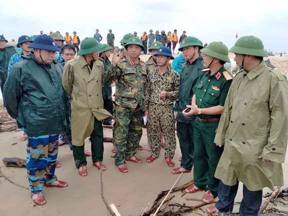 Trước đó, nhiều lực lượng như Ban chỉ huy quân sự Quân khu 4, Ban chỉ huy quân sự tỉnh Quảng Trị, Bộ đội biên phòng Quảng Trị, Vùng 3 Hải quân,... đã có mặt tại hiện trường để đưa ra nhiều giải pháp khắc phục tình hình. Một tàu của lực lượng chuyên trách trong quá trình thực hiện nhiệm vụ cũng đã bị sóng đánh bật lên bờ và mắc cạn. Ảnh: Bàn bạc phương án giải cứu thuyền viên trên tàu Vietship 01 - Nguồn: QĐND Online.