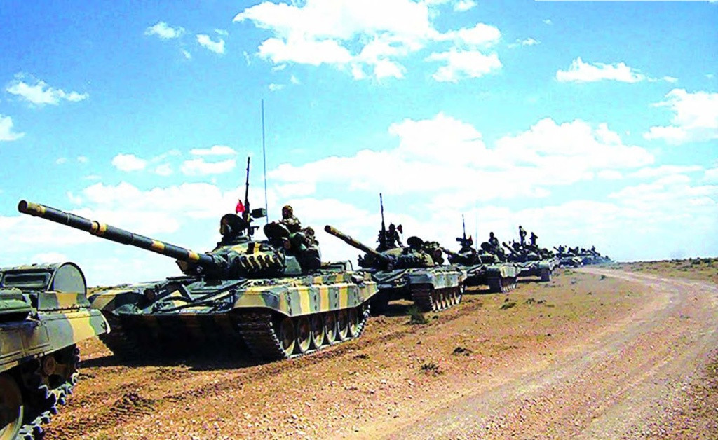 Lục quân Algeria cũng được cho là đang vận hành hơn 500 xe tăng chiến đấu chủ lực T-72M1. T-72M1 là phiên bản xuất khẩu của dòng xe tăng T-72A chủ lực trong biên chế quân đội Liên Xô trong những năm sau 1970. Xe được trang bị một pháo chính 2A46 nòng trơn cỡ 125mm có khả năng bắn tên lửa chống tăng qua nòng, tuy nhiên chưa được trang bị giáp phản ứng nổ. Ảnh: Xe tăng T-72M1 của Algeria.