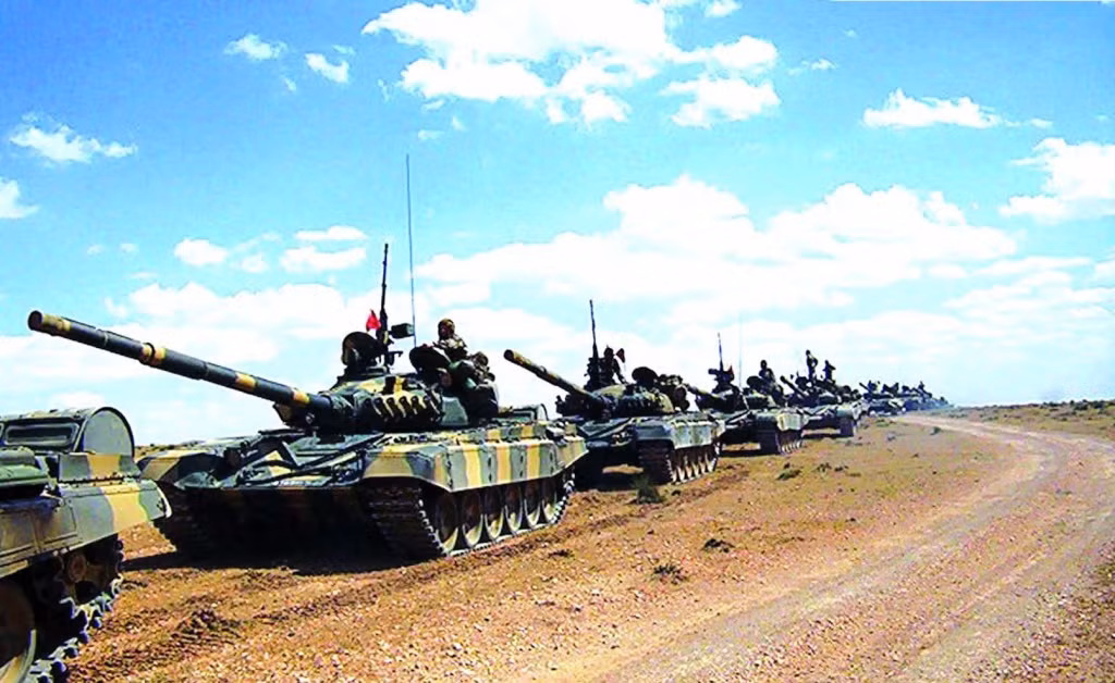 Lục quân Algeria cũng được cho là đang vận hành hơn 500 xe tăng chiến đấu chủ lực T-72M1. T-72M1 là phiên bản xuất khẩu của dòng xe tăng T-72A chủ lực trong biên chế quân đội Liên Xô trong những năm sau 1970. Xe được trang bị một pháo chính 2A46 nòng trơn cỡ 125mm có khả năng bắn tên lửa chống tăng qua nòng, tuy nhiên chưa được trang bị giáp phản ứng nổ. Ảnh: Xe tăng T-72M1 của Algeria.