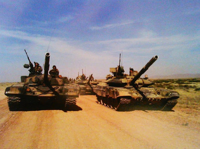 Trước khi Algeria ký kết hợp đồng mua sắm T-90SA lô đầu tiên vào năm 2006, thì T-72M1 chính là loại chiến xa chủ lực có sức mạnh tốt nhất lực lượng lục quân nước này. Pháo của T-72M1 và T-90SA đều là pháo 125mm nòng trơn nên có thể dùng chung nhiều loại đạn của nhau, giảm bớt rất nhiều cho gánh nặng về hậu cần đạn dược cũng như bảo trì bảo dưỡng. Ảnh: T-72M1 (trái) và T-90SA (phải) của lục quân Algeria.