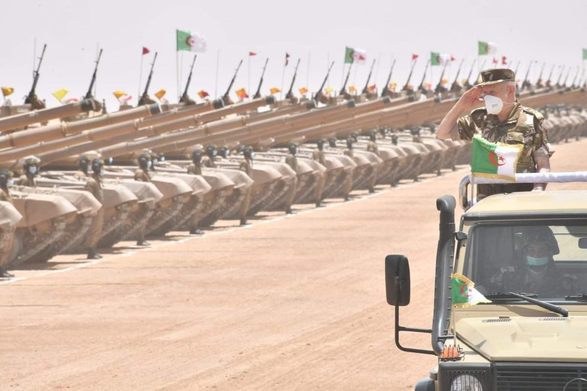 Có thể nói rằng, lực lượng xe tăng của Algeria không những là đứng nhất nhì tại Châu Phi mà còn có thể thuộc Top hàng đầu trên thế giới. Chủ lực của họ là hơn 500 chiếc xe tăng chiến đấu chủ lực hiện đại T-90SA nhập khẩu từ Nga qua 3 đợt mua sắm, đợt 1 với 185 xa, đợt 2 với 187 xe và đợt 3 ký kết năm 2016 với khoảng hơn 200 xe. Ảnh: Hàng dài xe tăng T-90SA của lục quân Algeria.