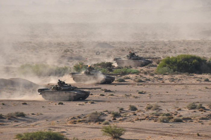 T-90A/S là dòng xe tăng chiến đấu chủ lực hàng đầu của Nga hiện nay, được xuất khẩu mạnh mẽ và rộng rãi đến nhiều nước trên thế giới với số lượng lớn như Ấn Độ, Iraq, Uganda, Algeria, Việt Nam,… và sự đáng tin cậy của nó đã liên tục được chứng minh trên chiến trường Syria, chiến trường Nargono - Karabakh hay chính trong quân đội Nga qua sự cố bắn nhầm tên lửa chống tăng vào xe tăng quân mình nhưng chiếc T-90A vẫn không thể bị xuyên thủng dẫu cho bị tấn công ở khu vực không có giáp phản ứng nổ. Ảnh: Xe tăng T-90SA của lục quân Algeria.