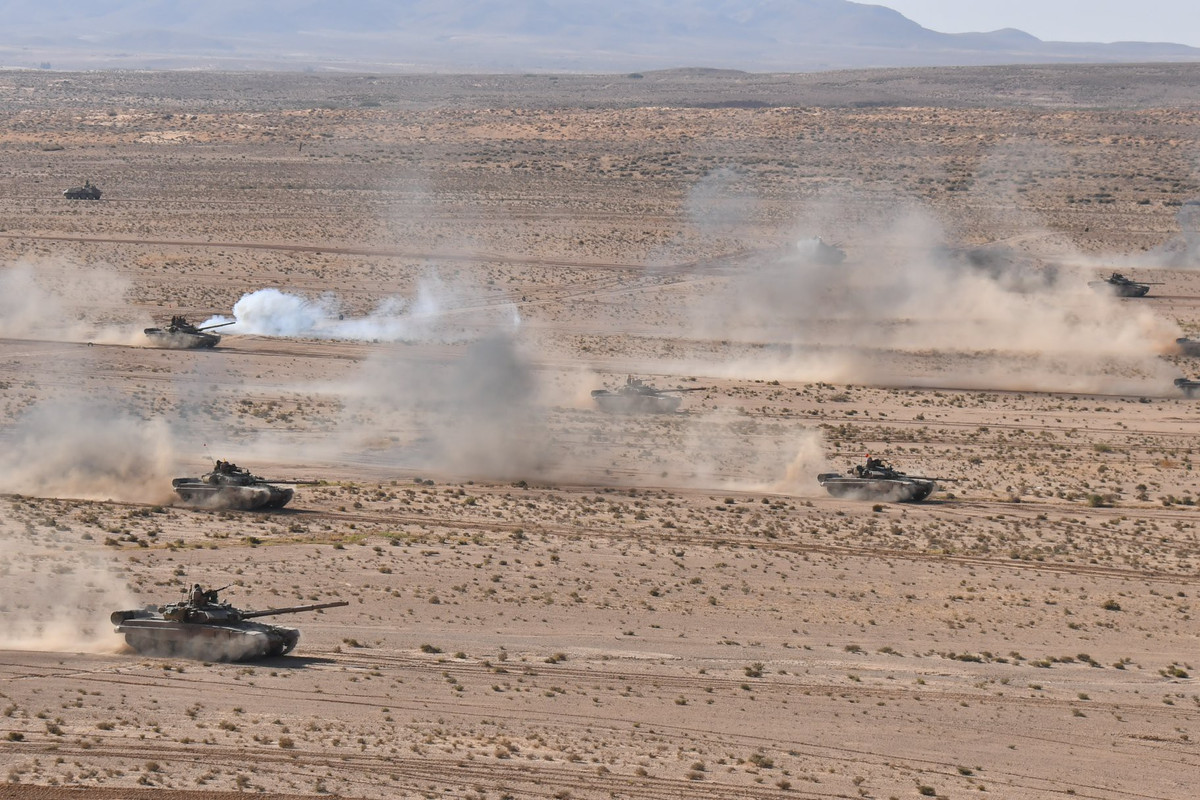 Xe tăng T-90SA là phiên bản xuất khẩu của T-90A mà Nga dành riêng cho Algeria. Xe được trang bị một pháo chính 2A46M nòng trơn cỡ 125mm có khả năng phóng tên lửa chống tăng qua nòng, bọc giáp phản ứng nổ thế hệ 2 Kontakt-5 ở mặt trước tháp pháo và giáp, phần trước hai bên hông, sử dụng động cơ V-92S2 công suất 1.000 mã lực mạnh mẽ cùng với đó là hệ thống phòng vệ chủ động Shtora-1. Tuy nhiên, ở các lô xe tăng T-90SA đầu mà Algeria nhập khẩu không được trang bị đèn nhiễu hồng ngoại OTShU-1-7, các xe sau thuộc lô ký kết năm 2016 đã được bổ sung chi tiết này. Ảnh: Xe tăng T-90SA của Algeria trên thao trường.