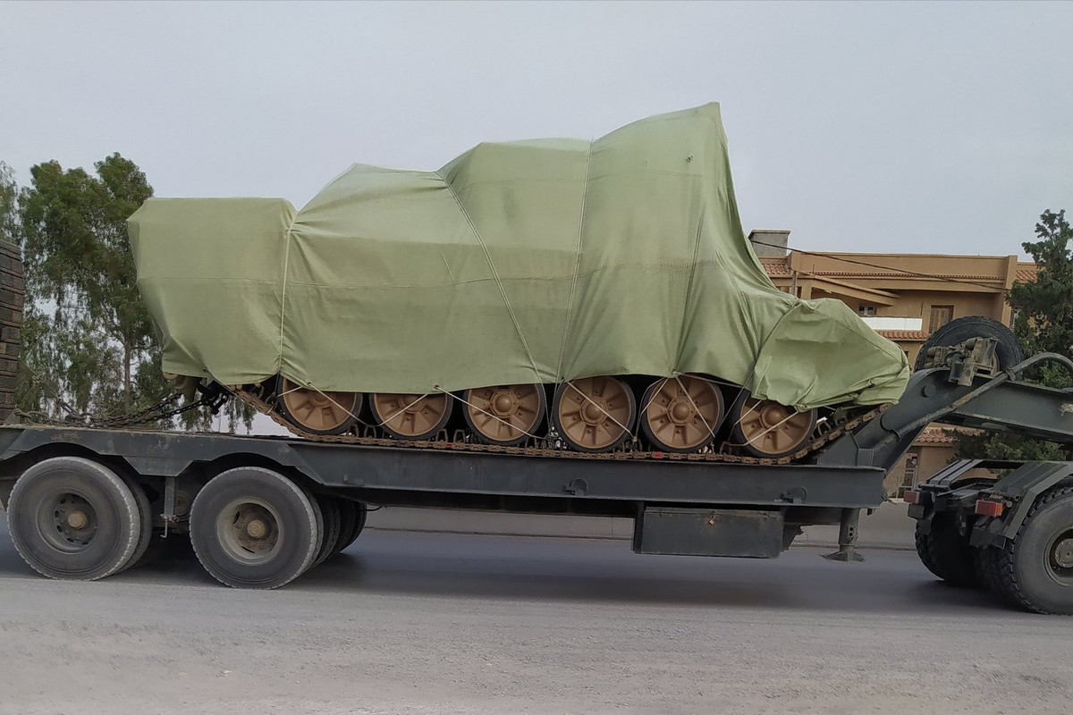 Cuối cùng là hợp đồng cực kỳ đáng chú ý của lục quân Algeria được ký kết vào năm 2016, mua mới 300 xe chiến đấu hỗ trợ xe tăng BMPT-72. Những chiếc đầu tiên thuộc lô hàng đã được bàn giao trong năm 2020 này. Xe được sử dụng đan xen chiến đấu cùng đội hình xe tăng với mục tiêu tiêu diệt sinh lực địch và xe tăng đối phương, bảo vệ xe tăng quân ta trong các môi trường tác chiến đặc biệt như môi trường đô thị, vốn là điểm yếu của xe tăng. Ảnh: Xe chiến đấu BMPT-72 của Algeria được bàn giao trong năm 2020.