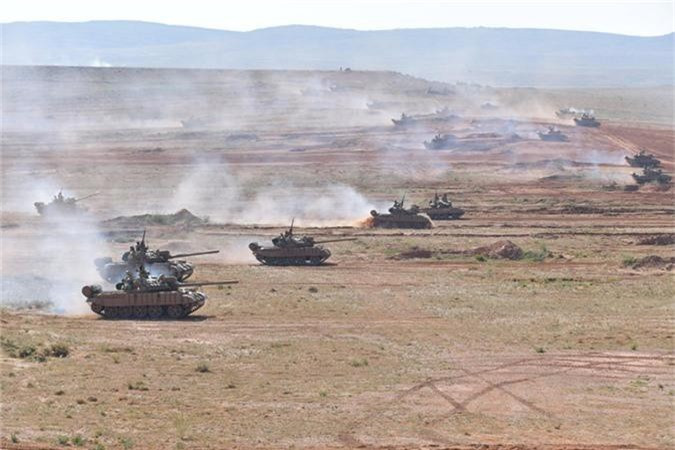 Có thể nói rằng, lục quân Algeria với nòng cốt là lực lượng xe tăng chiến đấu chủ lực của họ có một sức mạnh vô cùng ghê gớm cả về số lượng lẫn chất lượng, với nòng cốt là hàng trăm chiếc T-90SA hiện đại nhập khẩu từ Nga, hàng trăm chiếc T-72M1 cùng với đó là T-55 AMV tạo một thế trận áp đảo hoàn toàn bất kỳ đối thủ nào đối đầu trên mặt đất. Ảnh: Đội hình xe tăng T-55 AMV của Algeria xung phong tấn công.