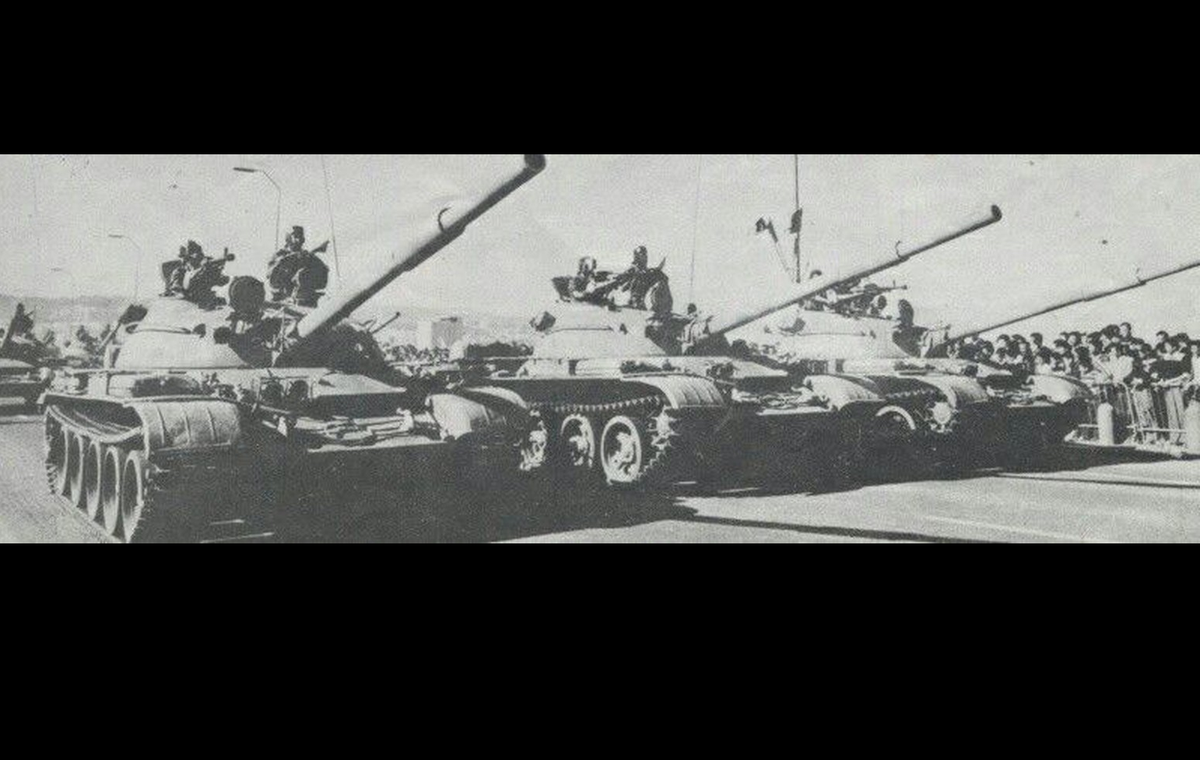 Algeria cũng có trong biên chế tới hơn 300 chiếc xe tăng chiến đấu chủ lực T-62. Xe tăng chiến đấu chủ lực T-62 là một cuộc cách mạng của Liên Xô khi họ đã chuyển từ dùng pháo nòng xoắn sang pháo nòng trơn và đây cũng là loại xe tăng Liên Xô đầu tiên có thể phóng tên lửa chống tăng qua nòng. Dẫu vậy, hạn chế của T-62 là dùng mẫu pháo cỡ 115mm cực kỳ đặc trưng, trong khi đó hiện nay dây chuyền sản xuất loại đạn này ở Nga đã không còn, nó không hề dễ dàng tìm kiếm như đạn 100mm cho T-54/55 hay 125mm cho T-72/90. Gần đây, T-62 của Algeria đã cực kỳ hiếm thấy, nhiều khả năng đã bị loại biên cho vào niêm cất hoặc bán cho bên thứ 3. Ảnh: Xe tăng T-62 của Algeria trong những năm cuối 1960.