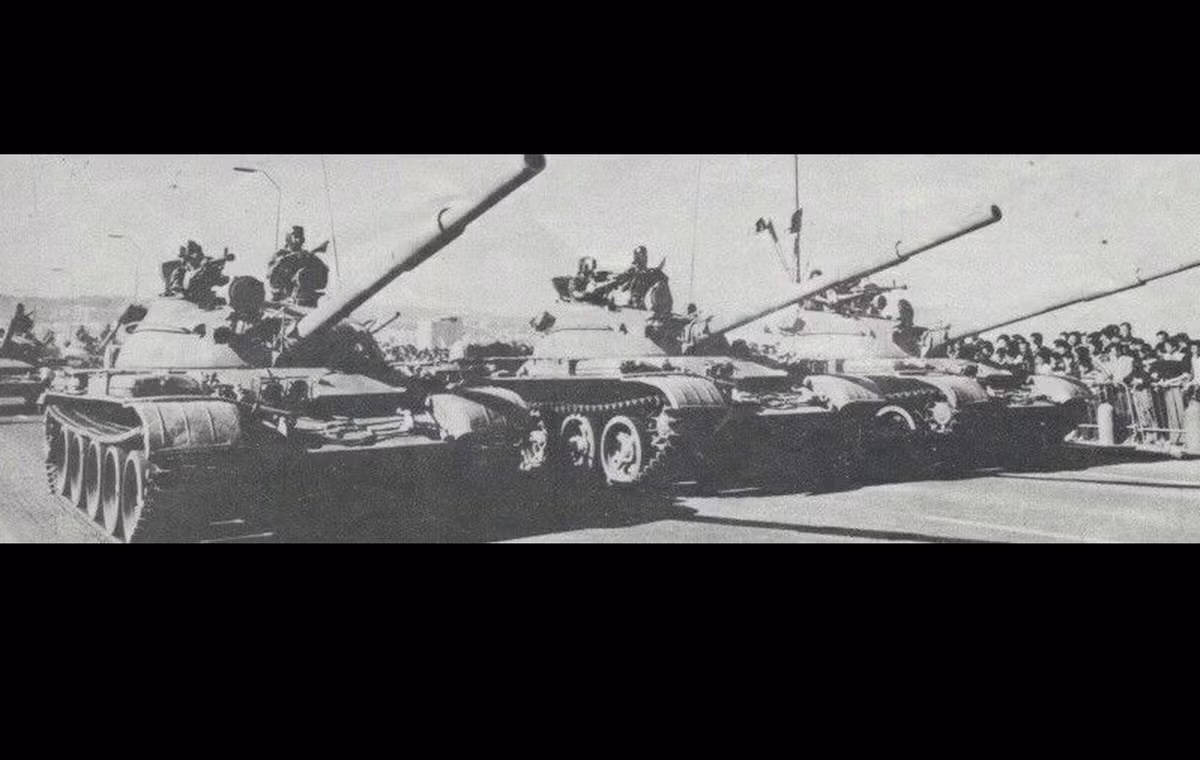 Algeria cũng có trong biên chế tới hơn 300 chiếc xe tăng chiến đấu chủ lực T-62. Xe tăng chiến đấu chủ lực T-62 là một cuộc cách mạng của Liên Xô khi họ đã chuyển từ dùng pháo nòng xoắn sang pháo nòng trơn và đây cũng là loại xe tăng Liên Xô đầu tiên có thể phóng tên lửa chống tăng qua nòng. Dẫu vậy, hạn chế của T-62 là dùng mẫu pháo cỡ 115mm cực kỳ đặc trưng, trong khi đó hiện nay dây chuyền sản xuất loại đạn này ở Nga đã không còn, nó không hề dễ dàng tìm kiếm như đạn 100mm cho T-54/55 hay 125mm cho T-72/90. Gần đây, T-62 của Algeria đã cực kỳ hiếm thấy, nhiều khả năng đã bị loại biên cho vào niêm cất hoặc bán cho bên thứ 3. Ảnh: Xe tăng T-62 của Algeria trong những năm cuối 1960.