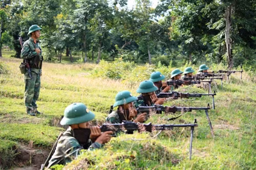 Bước vào thời đại mới, khoa học công nghệ phát triển dẫn đến sự ra đời của nhiều loại vũ khí tác chiến công nghệ cao tinh vi hơn, đòi hỏi bất cứ quân đội nào trên thế giới cũng phải hiện đại hóa mình để bắt kịp với xu thế. Quân đội ta cũng không ngoại lệ khi trong suốt thời gian qua đã có nhiều đầu tư mua sắm trang thiết bị mới, tự chủ nghiên cứu chế tạo nhiều phương tiện có sức chiến đấu tốt, giúp cho tổ quốc không bị động, bất ngờ. Ảnh: Bộ binh Việt Nam huấn luyện bắn trung liên RPD.