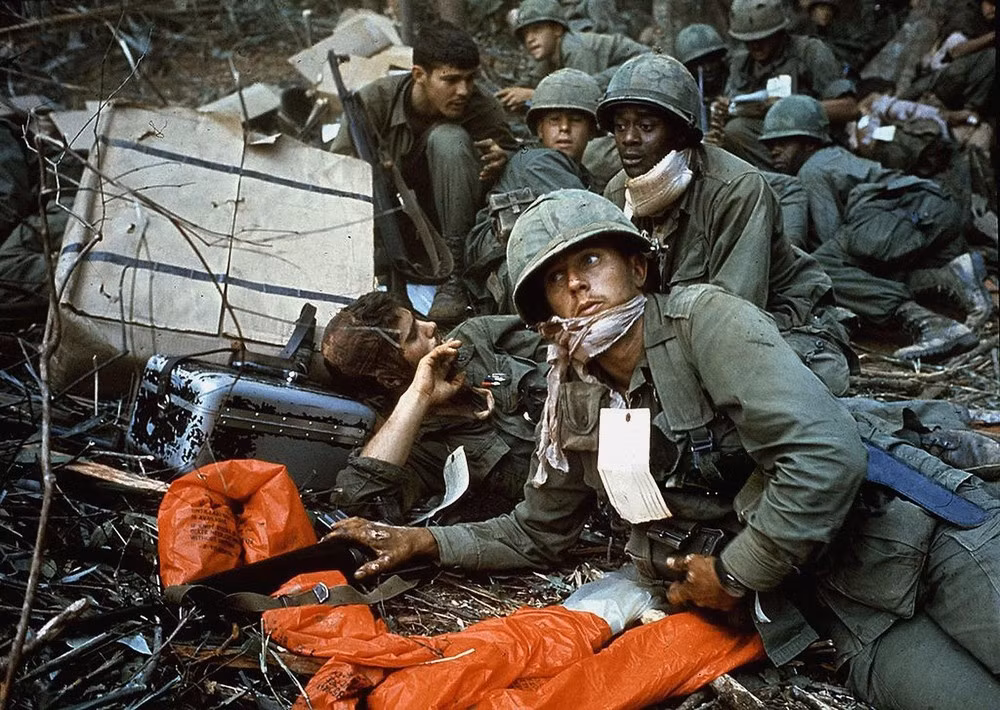 Với con số được phía Mỹ công bố là hơn 58.000 lính đã chết tại Việt Nam trong suốt cuộc chiến, cùng hàng trăm ngàn lính khác bị thương tật nhiều cấp độ. Đây chính là một số lượng tổn thất nhân lực khủng khiếp. Đặc biệt, trong số này có đến 27.4% là chết do các loại mìn, bẫy du kích tạo ra, tức là khoảng 16.000 binh sĩ tử trận. Ảnh: Binh lính Mỹ bị tấn công quyết liệt, phải gọi chi viện hỗ trợ.