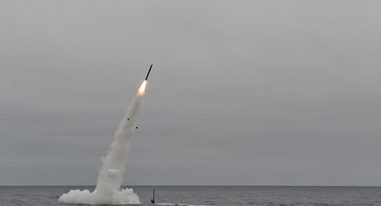 Chiến lược trước mắt của Hải quân Mỹ là trang bị các loại vũ khí tiến công tầm xa cho lực lượng tàu ngầm của Mỹ, đang hoạt động tại khu vực Thái Bình Dương, bao gồm cả loại tên lửa hành trình Tomahawk, có thể tiến công các mục tiêu là tàu nổi. Ảnh: Thử nghiệm phóng tên lửa Tomahawk từ tàu ngầm của Mỹ - Nguồn: Wikipedia.