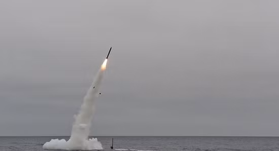 Chiến lược trước mắt của Hải quân Mỹ là trang bị các loại vũ khí tiến công tầm xa cho lực lượng tàu ngầm của Mỹ, đang hoạt động tại khu vực Thái Bình Dương, bao gồm cả loại tên lửa hành trình Tomahawk, có thể tiến công các mục tiêu là tàu nổi. Ảnh: Thử nghiệm phóng tên lửa Tomahawk từ tàu ngầm của Mỹ - Nguồn: Wikipedia.