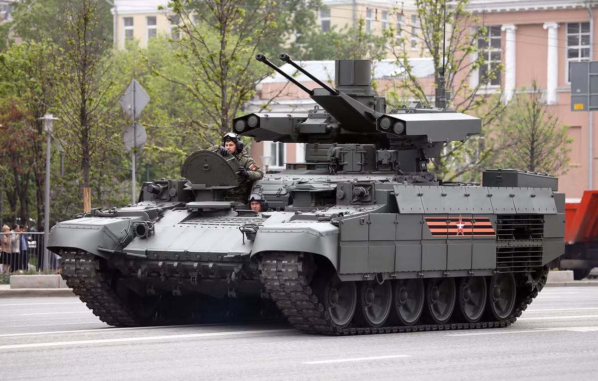 BMPT "Kẻ hủy diệt" của Nga là một vũ khí không có cấp độ kỹ thuật số nào cả, và biên chế của nó rất bất hợp lý. Chỉ huy trong tháp pháo chịu trách nhiệm quan sát, nhưng pháo thủ chịu trách nhiệm cùng lúc 4 tên lửa, hai khẩu pháo 30 mm và một súng máy hạng nhẹ.